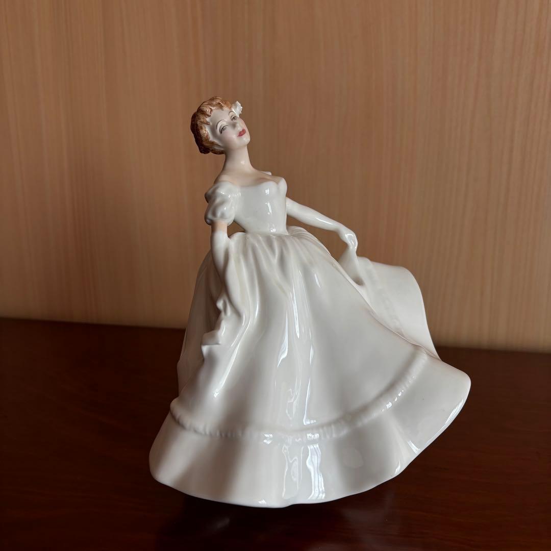 ロイヤルドルトン　白いドレスの女性　陶器製 フィギュア クラシック