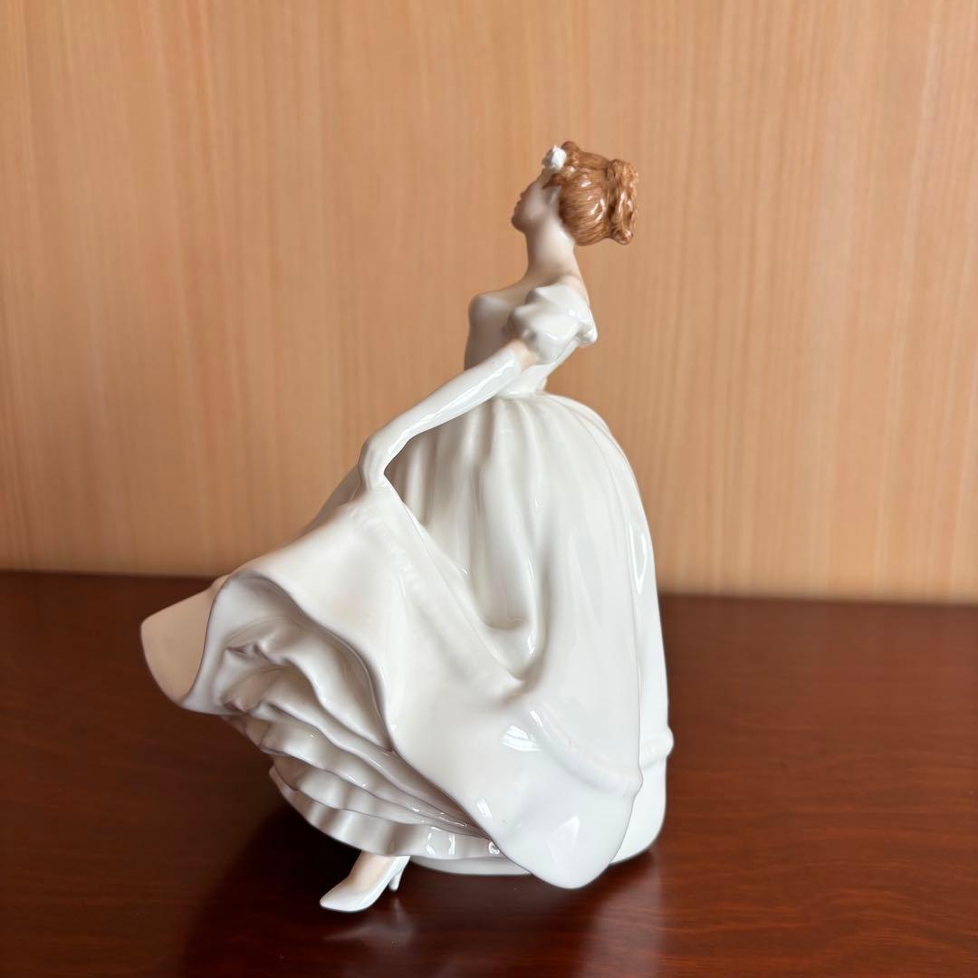 ロイヤルドルトン　白いドレスの女性　陶器製 フィギュア クラシック
