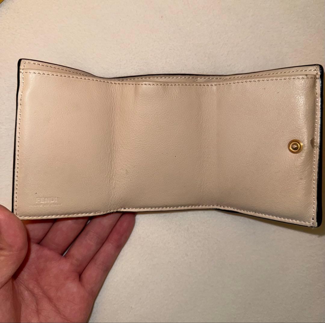 FENDI 黒 レザー 三つ折り財布　ピーカブー