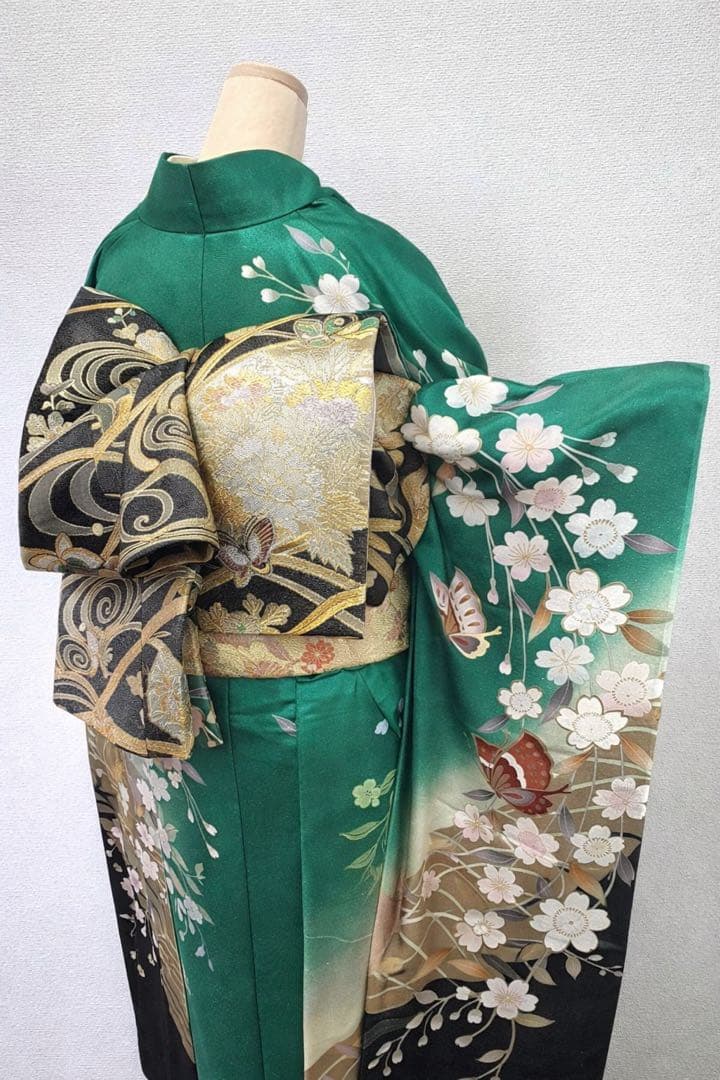 桜と蝶模様の緑の振袖 〇仮絵羽
