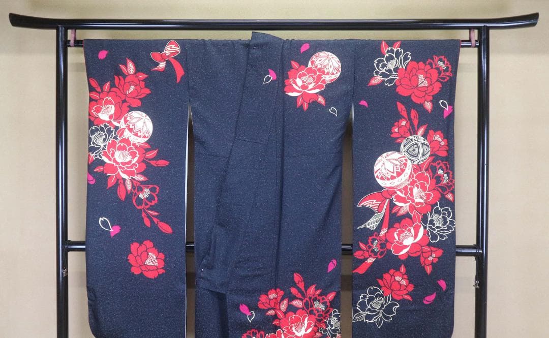 黒地振袖（正絹）・六通袋帯（正絹）二点【美品】