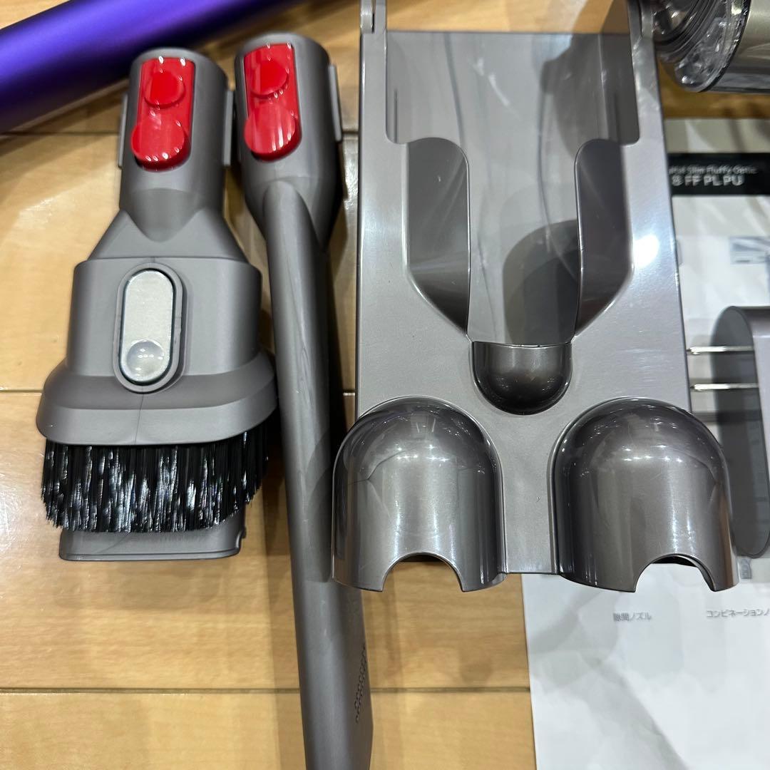 ① ほぼ未使用　ダイソン コードレス掃除機 SV18 FF PL PU