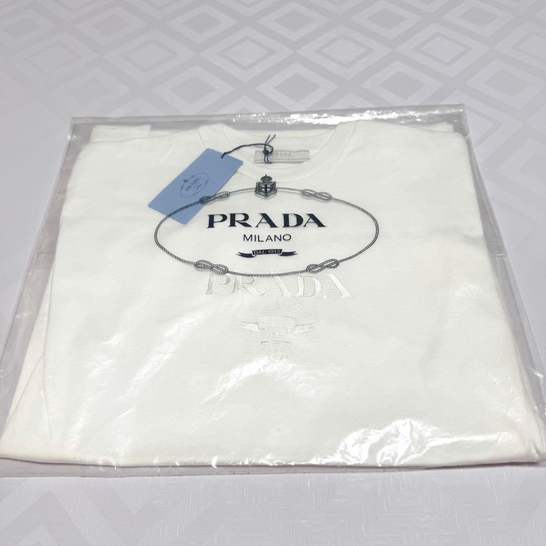 【新品未着用タグ付き】プラダ レディースS ロゴ半袖Tシャツ　白 丸首