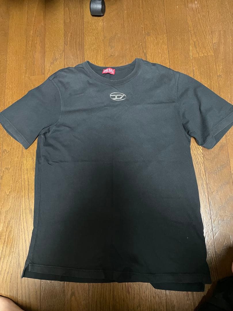 ブラック Tシャツ 立体ロゴ付き