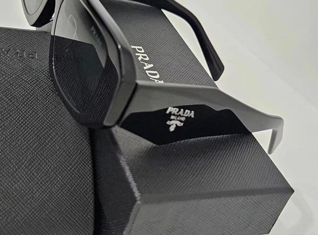 PRADA ブラック スクエアサングラス ケース付き