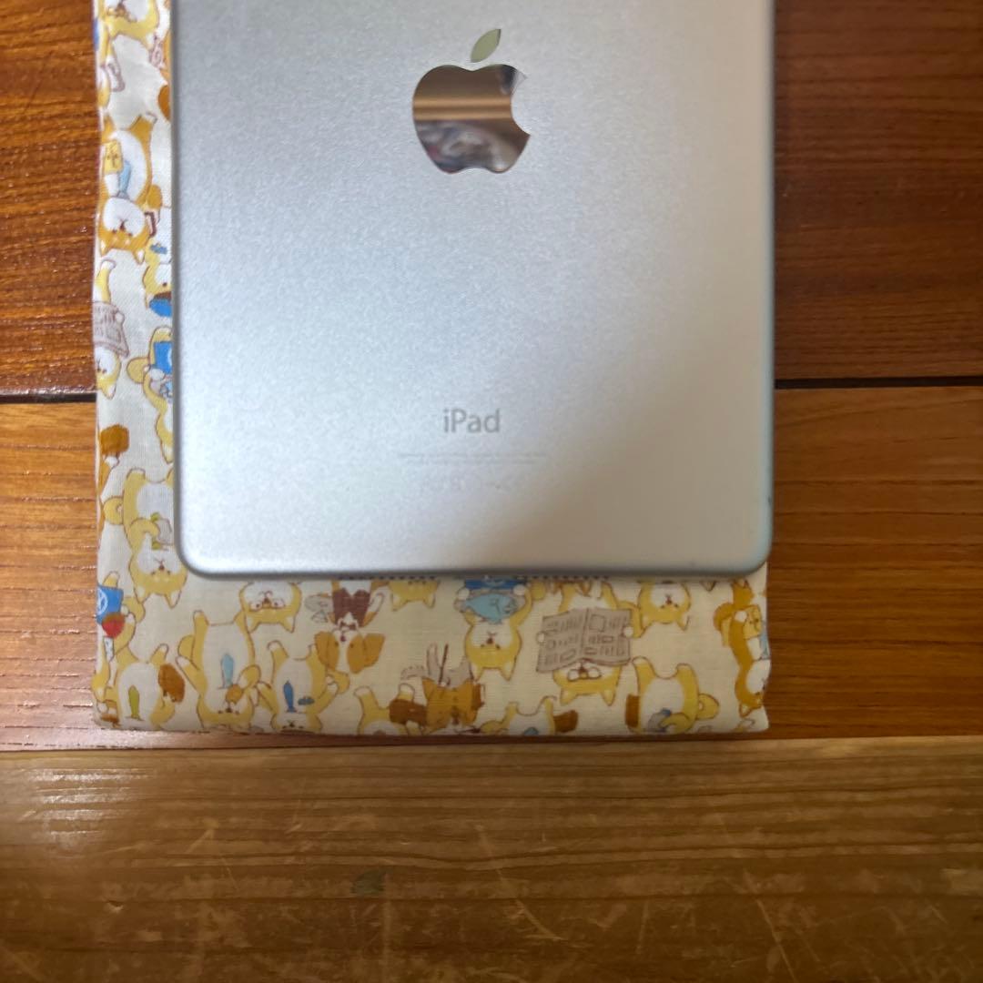 早い物勝ち！！ iPad シルバー 本体 初期化済みバッテリー良好充電コード付き