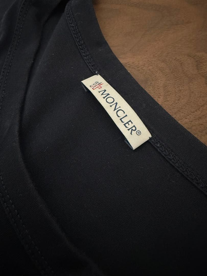 MONCLER 黒 Tシャツ