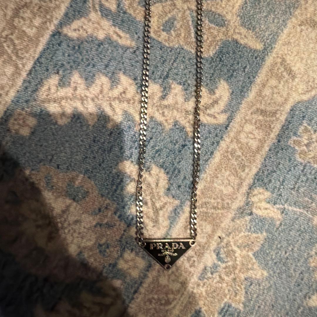 PRADA 三角形プレート ネックレス