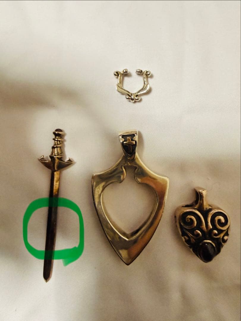 Lord Camelot 剣と盾のペンダントトップとネックレス(ガーネット付き)