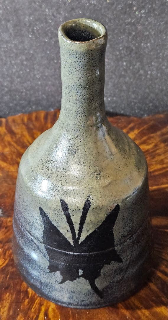 瀬戸焼　瀬戸市無形文化財　名工　日展作家加藤釥 作　鉄釉　蒼釉　蝶の図　花入れ