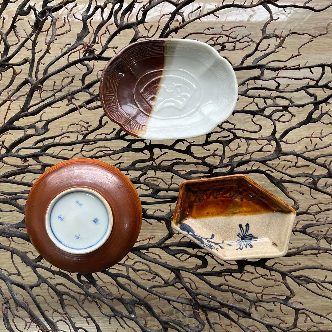 骨董　古伊万里　木瓜型　錆釉薬　かけ分け　陽刻　雷紋囲み　扇　追い波　豆皿１客