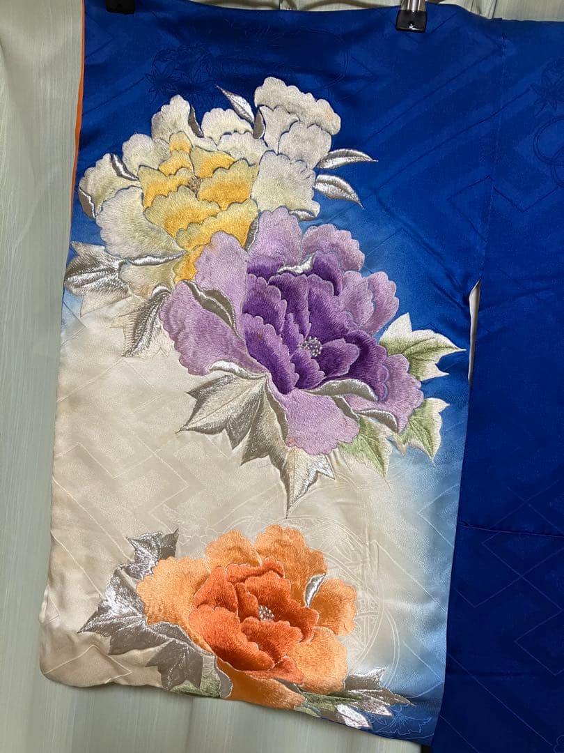 アンティーク　鮮やかブルー　ロイヤルブルー　大輪の花　刺繍　着物　成人式　花柄
