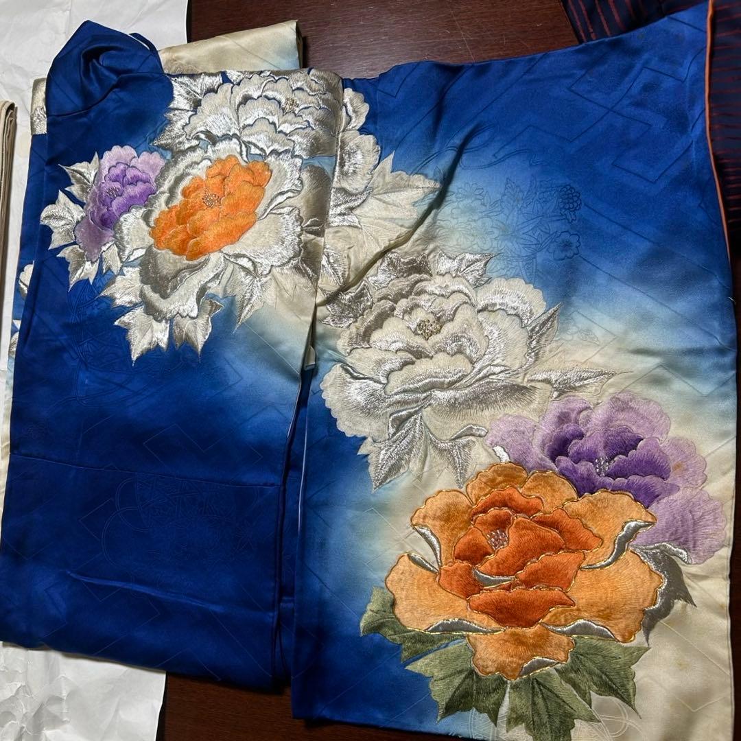 アンティーク　鮮やかブルー　ロイヤルブルー　大輪の花　刺繍　着物　成人式　花柄