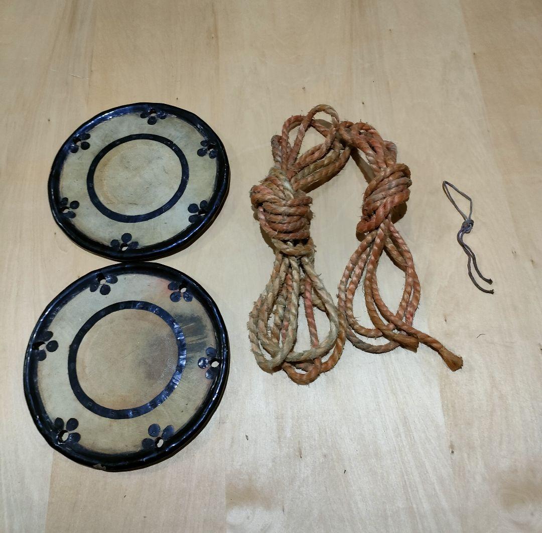 小鼓の胴と古い皮と紐