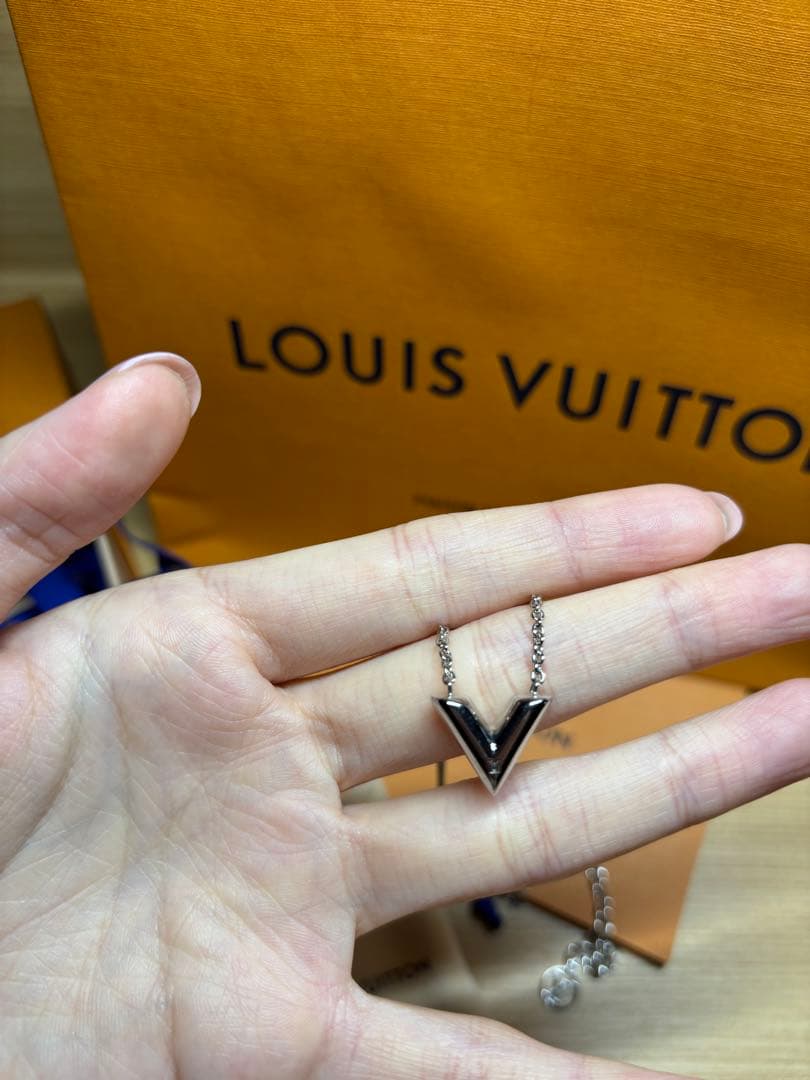 LOUIS VUITTON V字型　ネックスレス