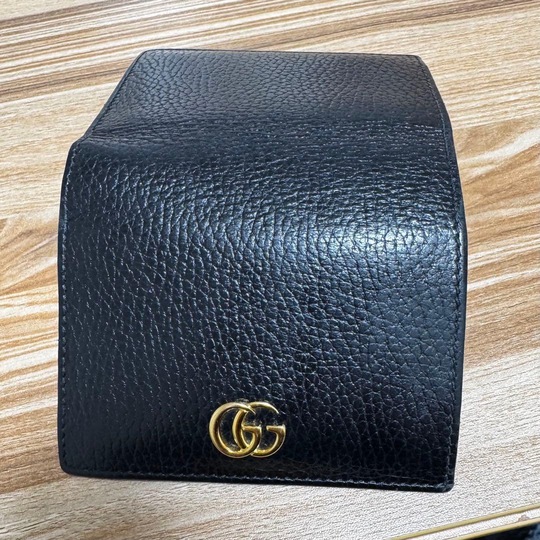 GUCCI 黒レザー二つ折り財布 GGロゴ付き