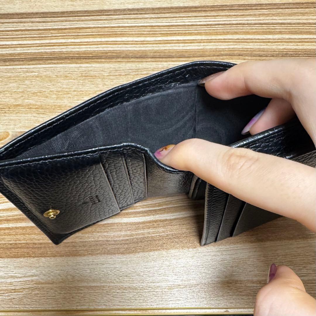 GUCCI 黒レザー二つ折り財布 GGロゴ付き