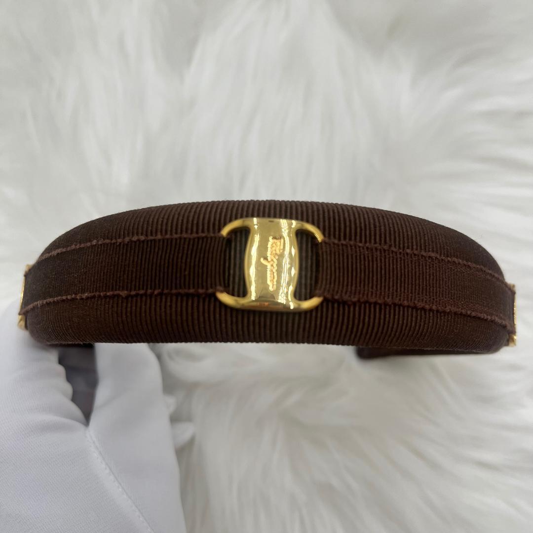 希少品美品✨Ferragamo フェラガモ カチューシャ　ブラウン　ロゴプレート