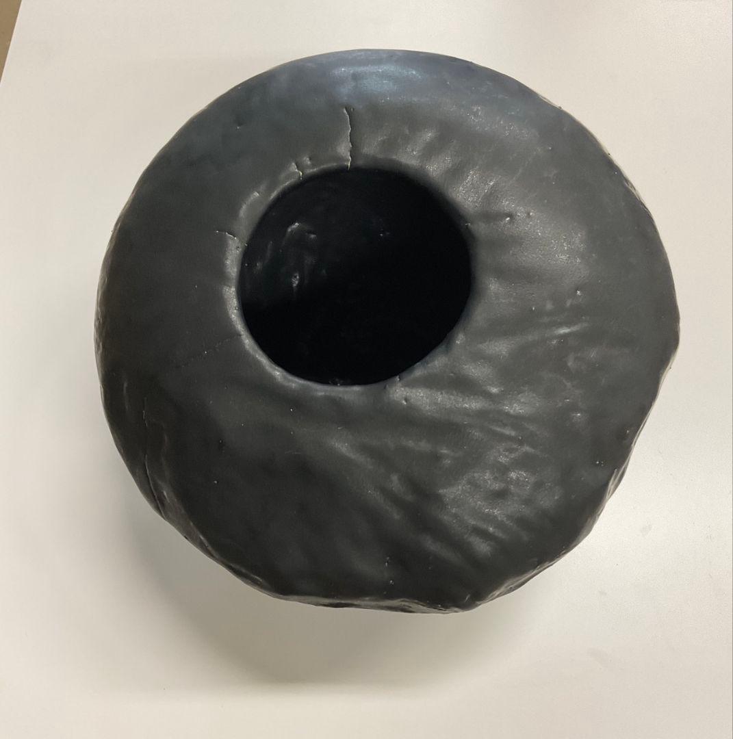 陶芸(黒色)　静寂と歪み　［用途:インテリア、植物鉢、盆栽など］　高さ約20cm