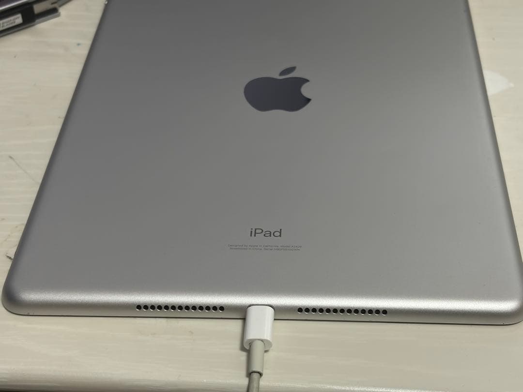 Apple iPad 8世代　32GB Wi-Fi + Cellular