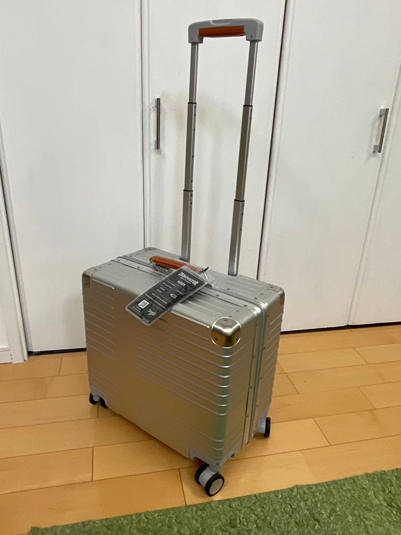 新品未使用 INNOVATOR アルミニウムキャリー 42L アルミスーツケース