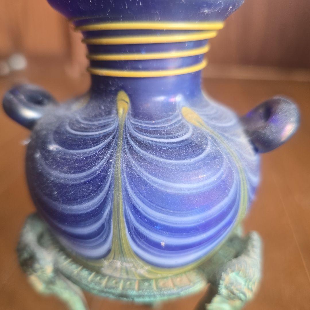 波模様の陶器壺と金属スタンド