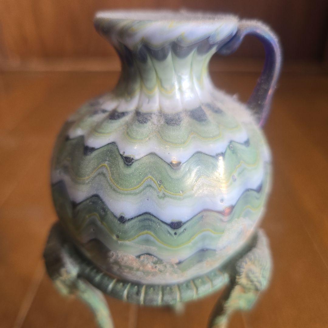 波模様の陶器壺と金属スタンド