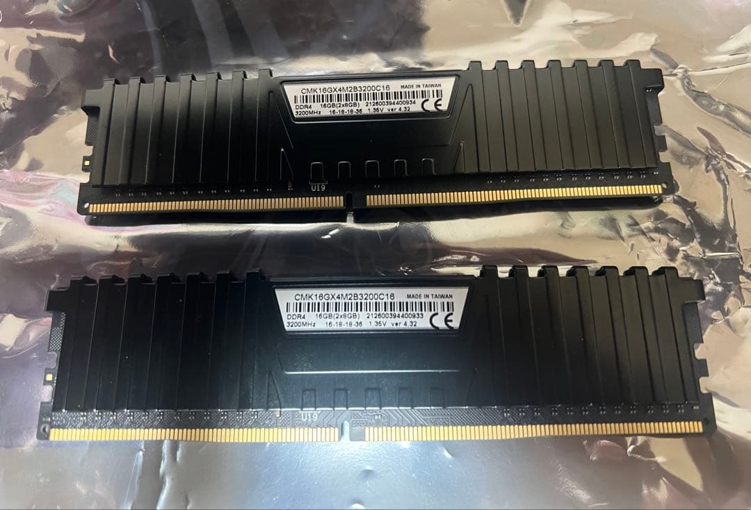 Corsair Vengeance LPX DDR4 メモリー（16G×2）