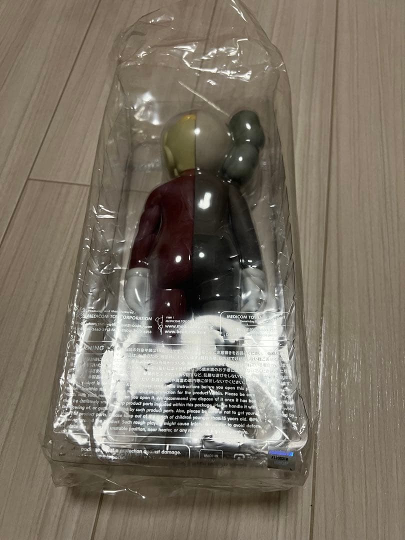 KAWS フィギュア