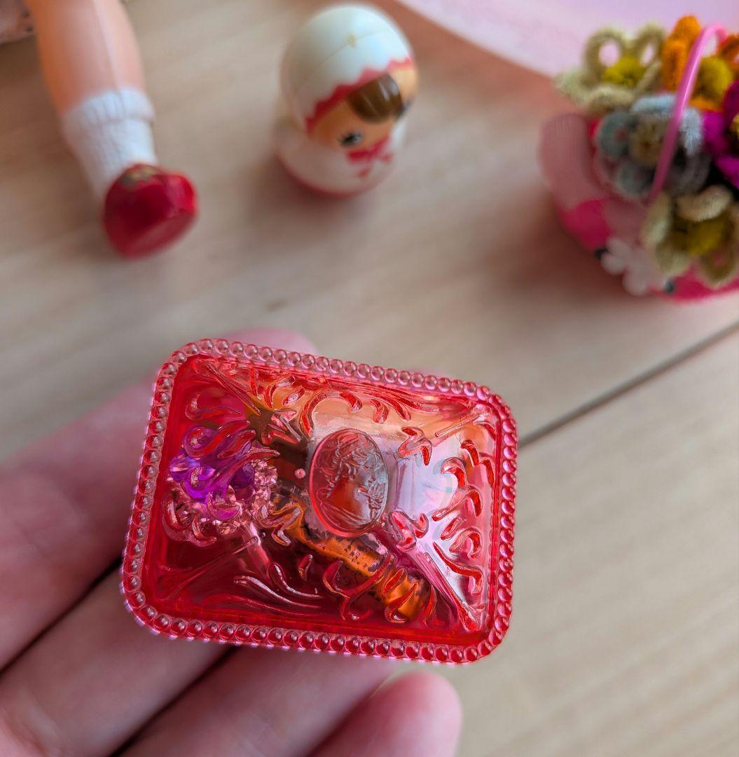 青い目のセルロイド人形　ビニールかごにモールのお花　レトロな小物