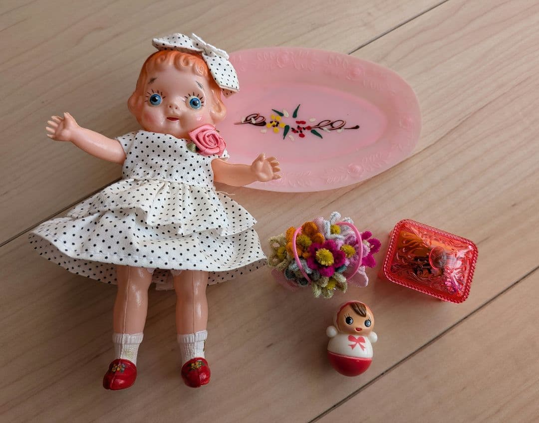 青い目のセルロイド人形　ビニールかごにモールのお花　レトロな小物