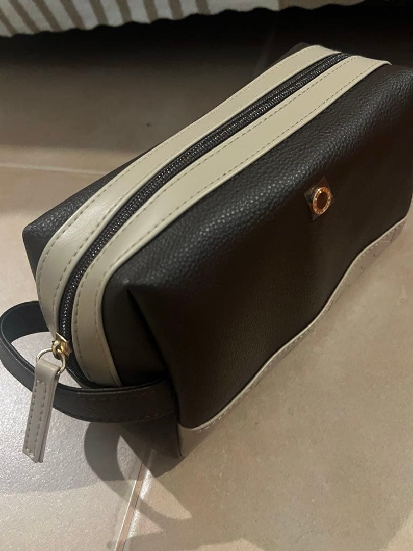 エミレーツ航空　ファーストクラス　メンズアメニティポーチ　非売品、未開封！！