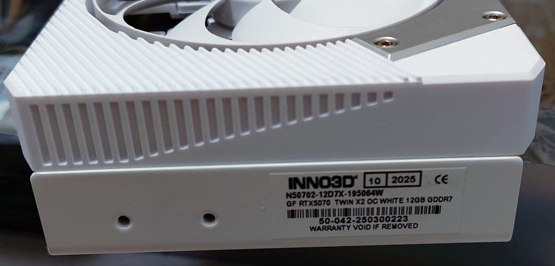 【新品同様】INNO3D製 RTX5070 12GB ホワイト＆シルバー