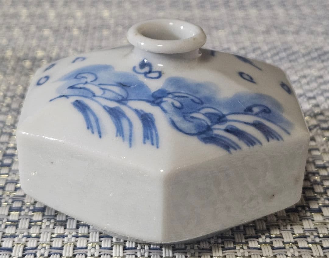 江戸時代末期〜明治時代　古伊万里　染付 鶴に波文様　六角形　油壺　花入　一輪挿し