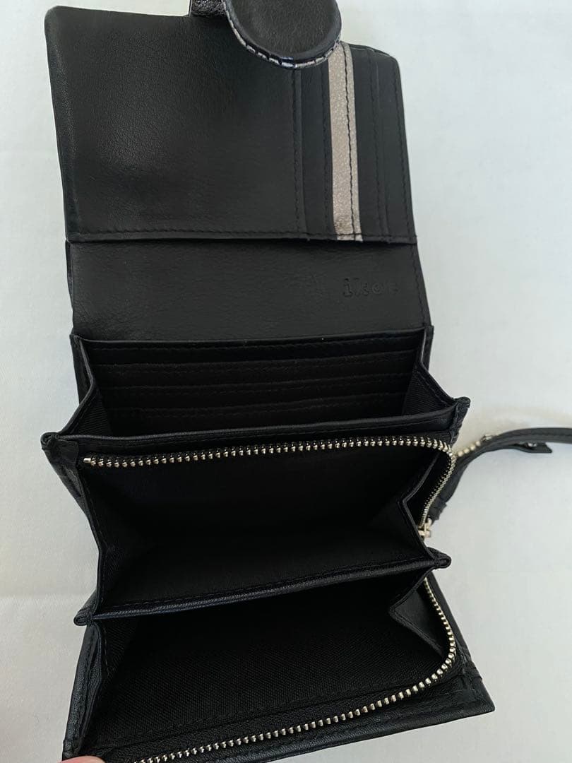 ikot牛革二つ折り財布　黒シルバー