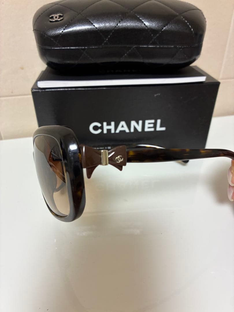 CHANEL 大きめフレーム サングラス　茶色　ブラウン　リボン