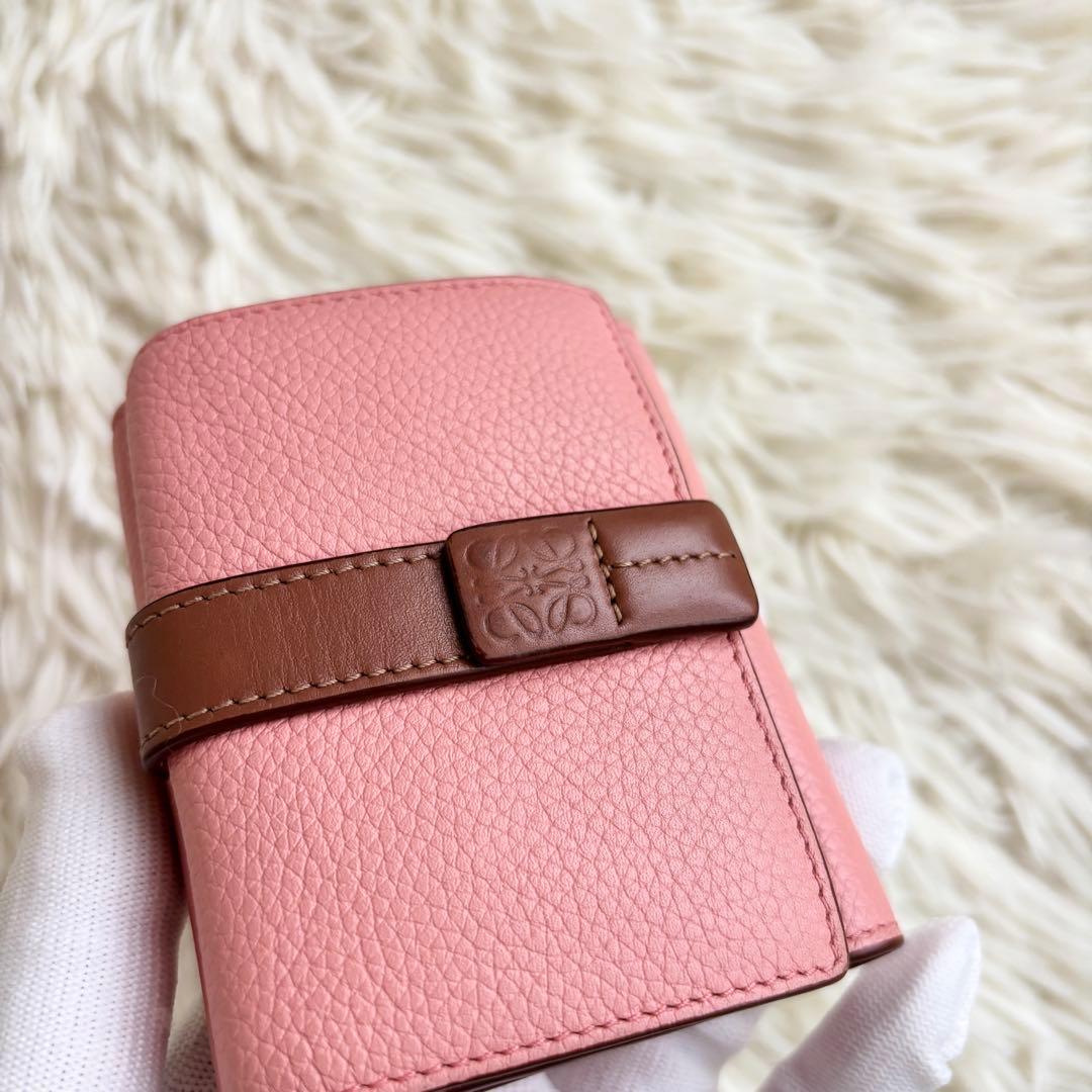 LOEWE バーティカルスモールトリフォールドウォレット アナグラム