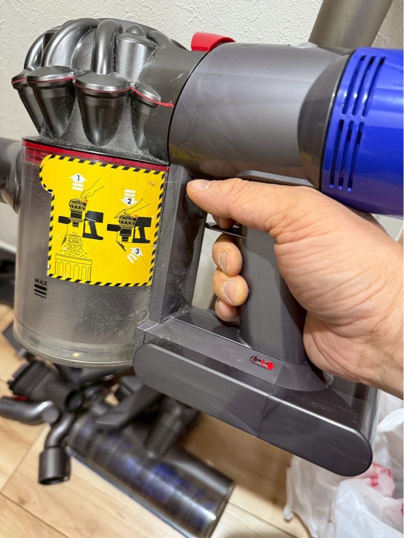Dyson V8 animalpro スティッククリーナー 本体とアタッチメント