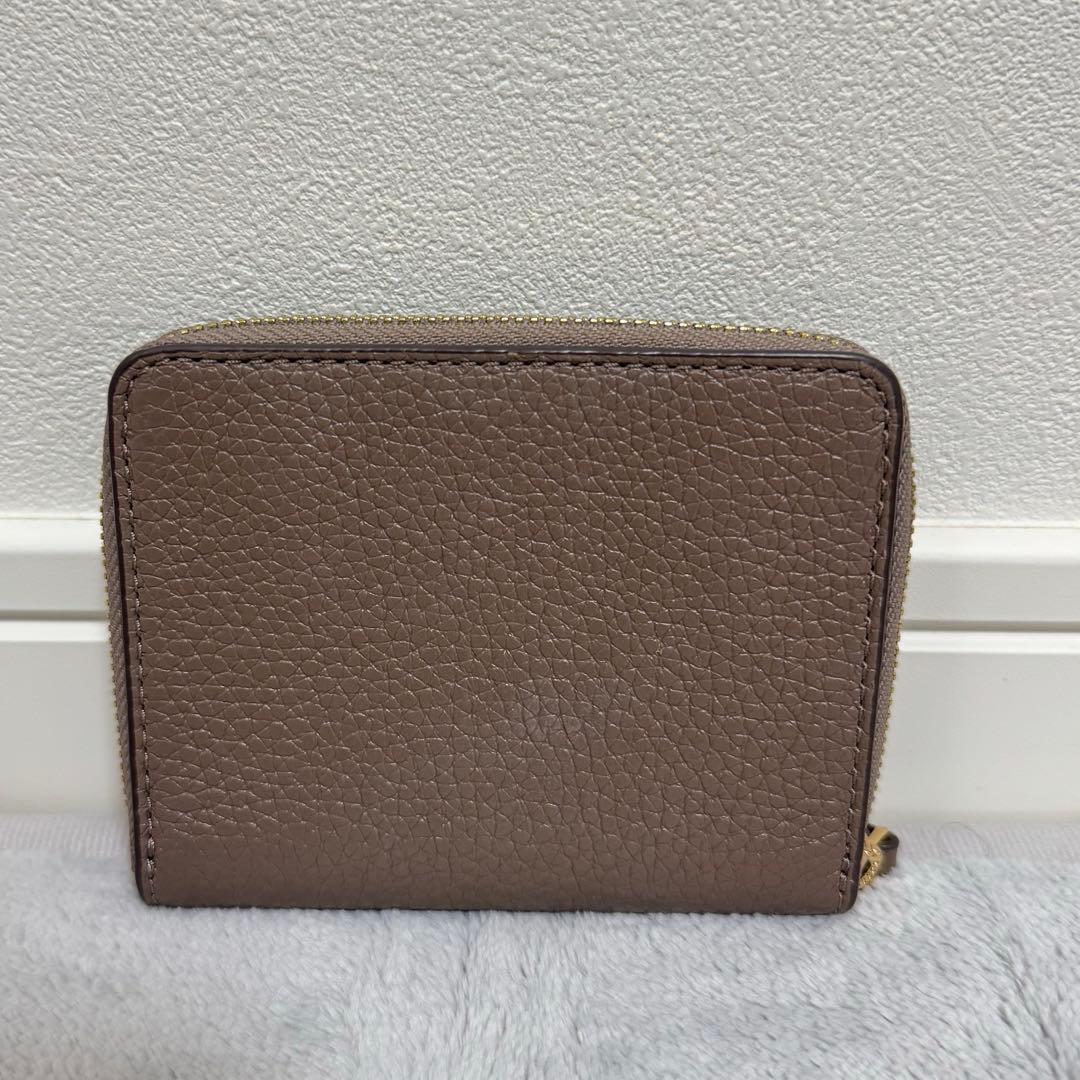 人気カラー　Tory Burch 二つ折り財布　美品