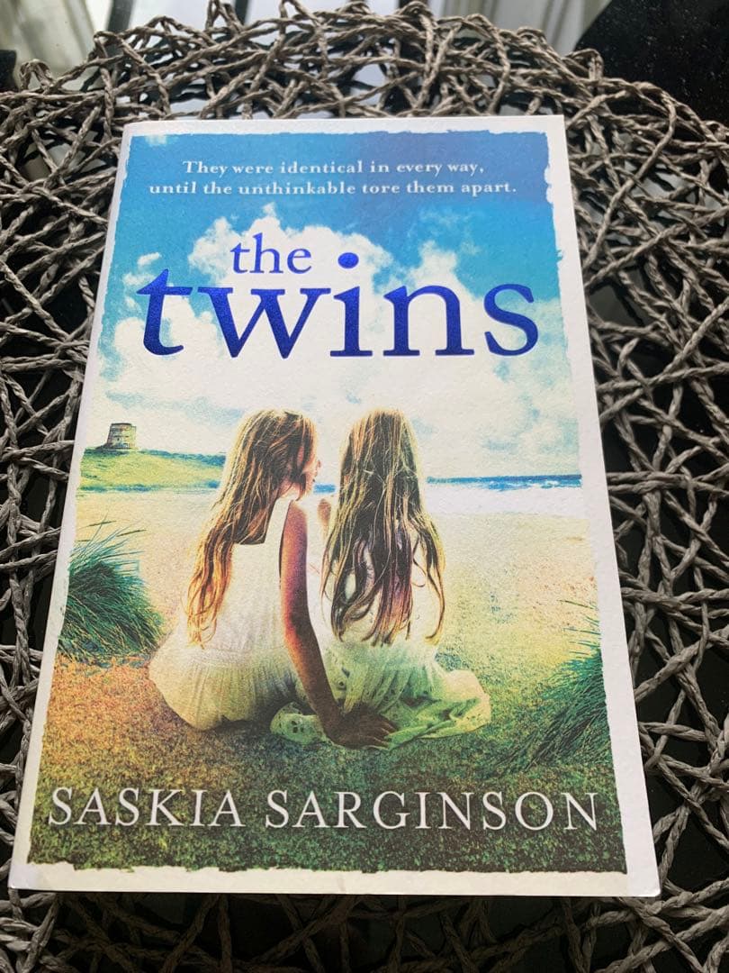 2冊セットTrafficked , The twins 洋書