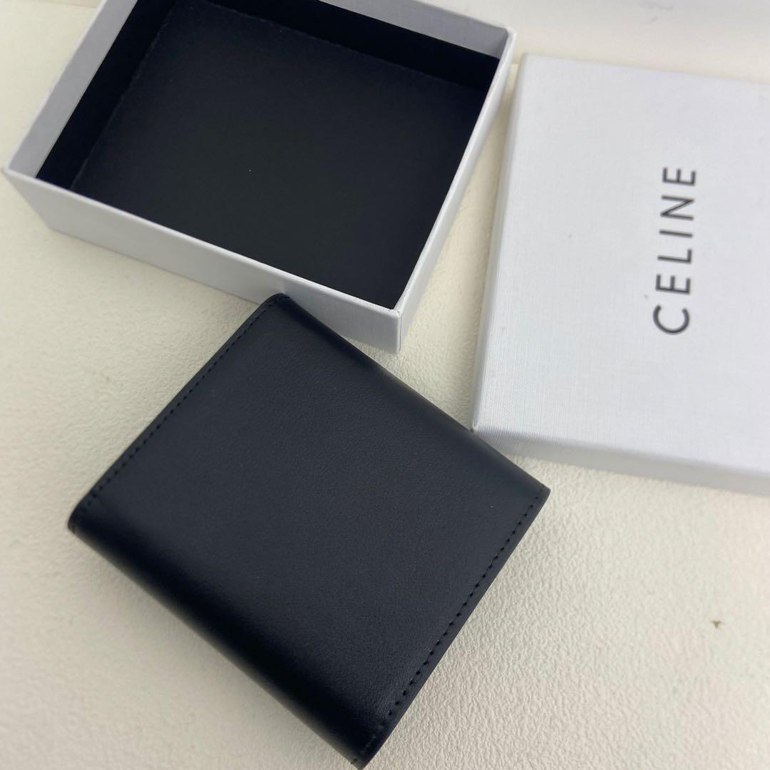 CELINE シンプルエレガントなブラック三つ折り財布　ゴールドロゴ付き