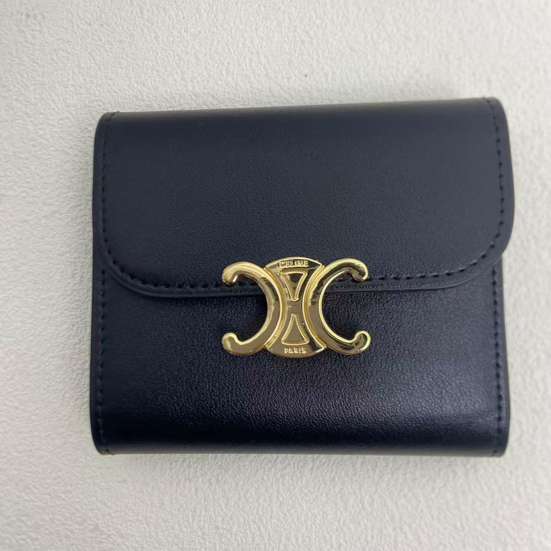 CELINE シンプルエレガントなブラック三つ折り財布　ゴールドロゴ付き