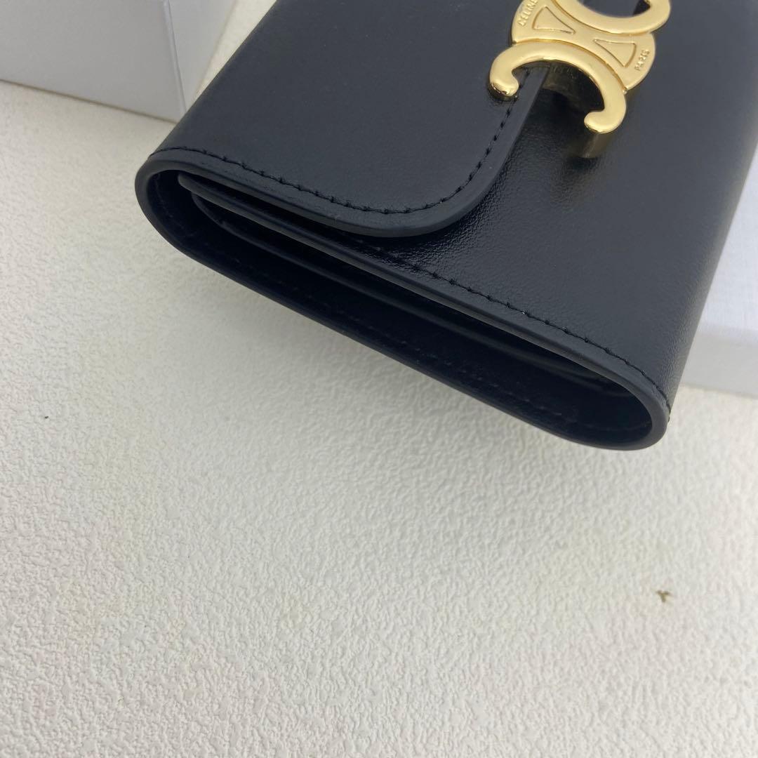 CELINE シンプルエレガントなブラック三つ折り財布　ゴールドロゴ付き