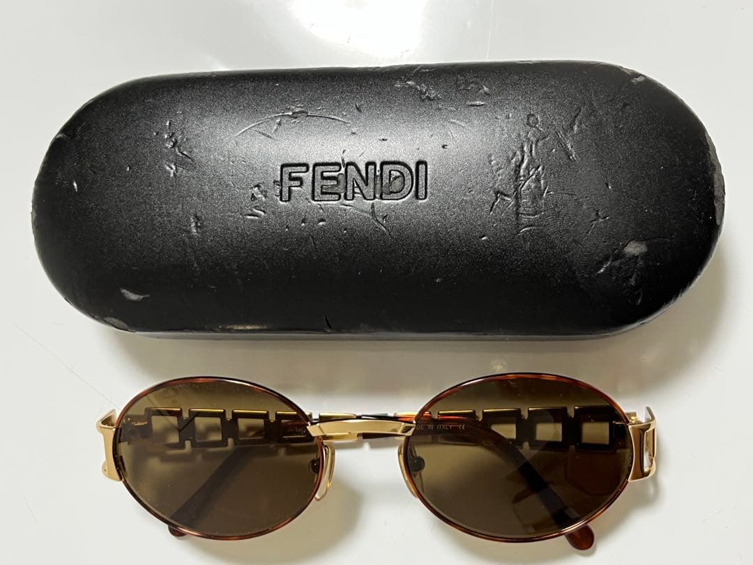 FENDI　フェンディ　オーバル　サングラス　フェンディ ケース付き　美品