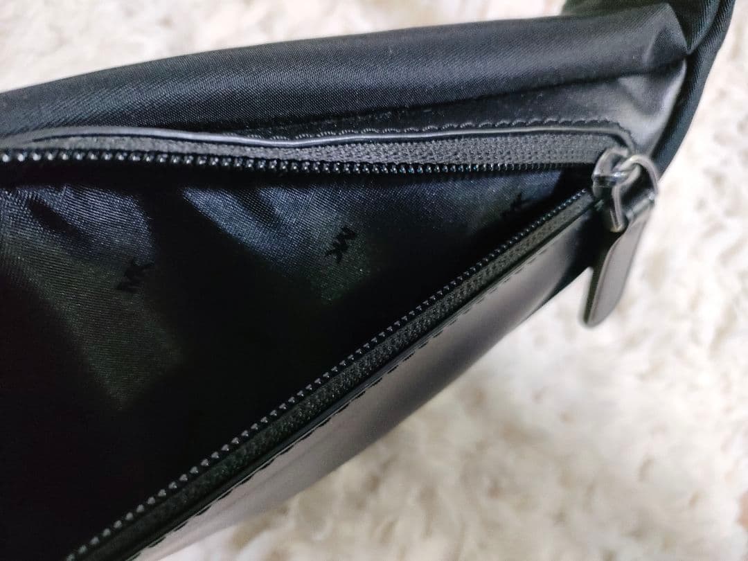 最終価格【美品】MICHAEL KORSボディバッグ ブラック ナイロン×レザー
