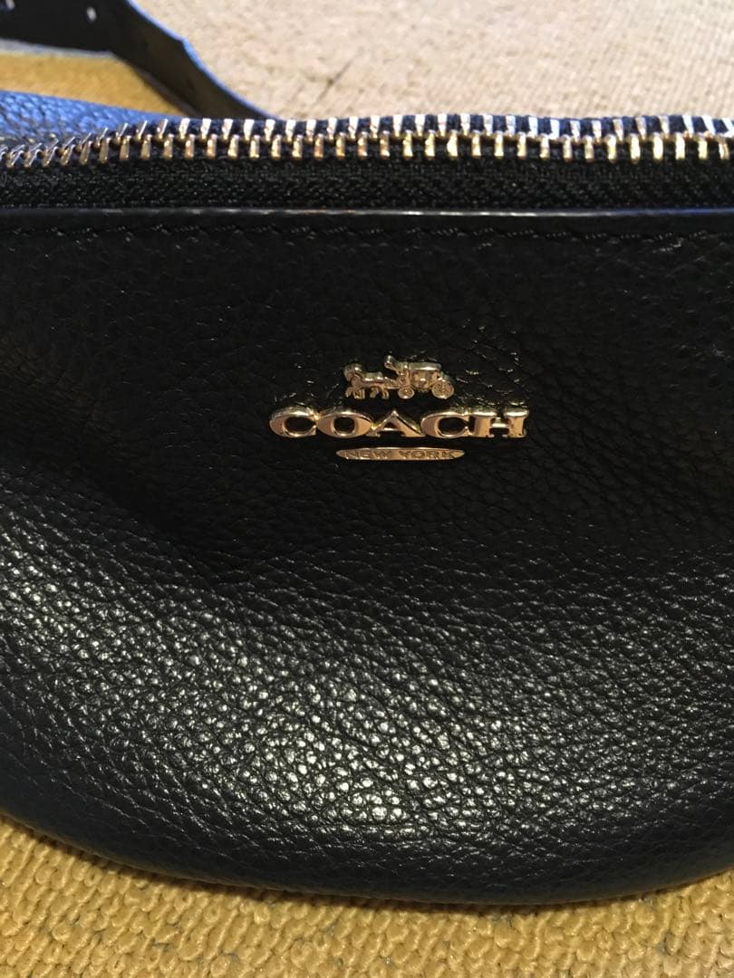 COACH 黒レザー ボディバッグ ゴールドロゴ