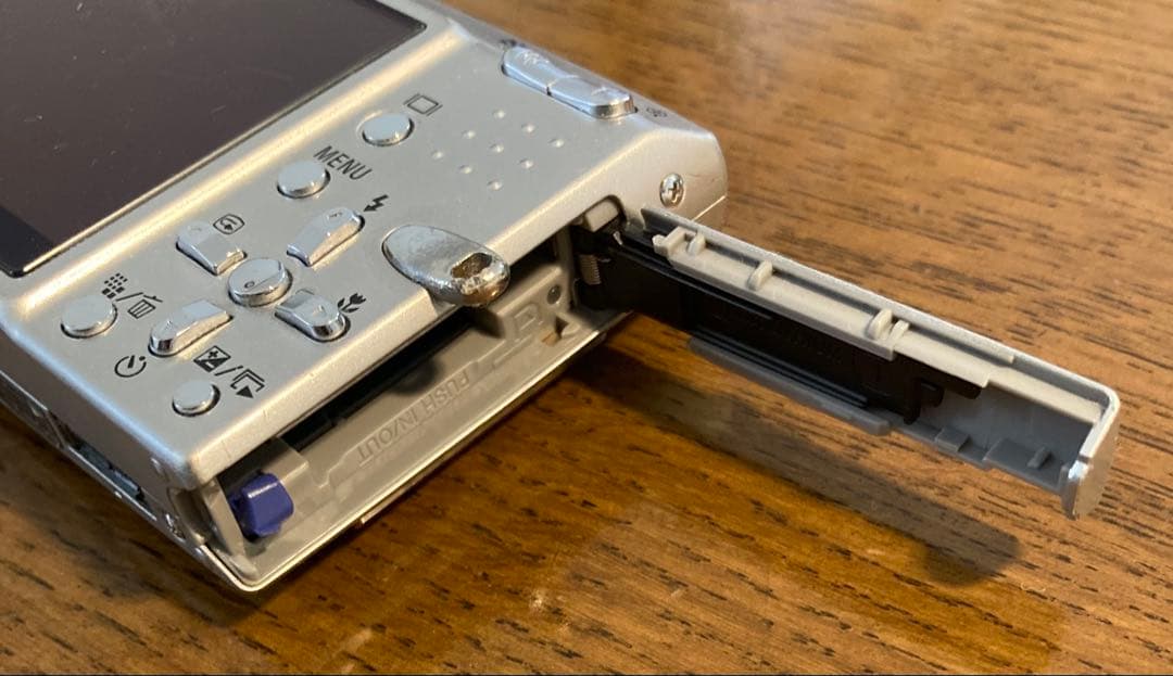 ソニー サイバーショットSony Cyber-shot DSC-T10 デジカメ