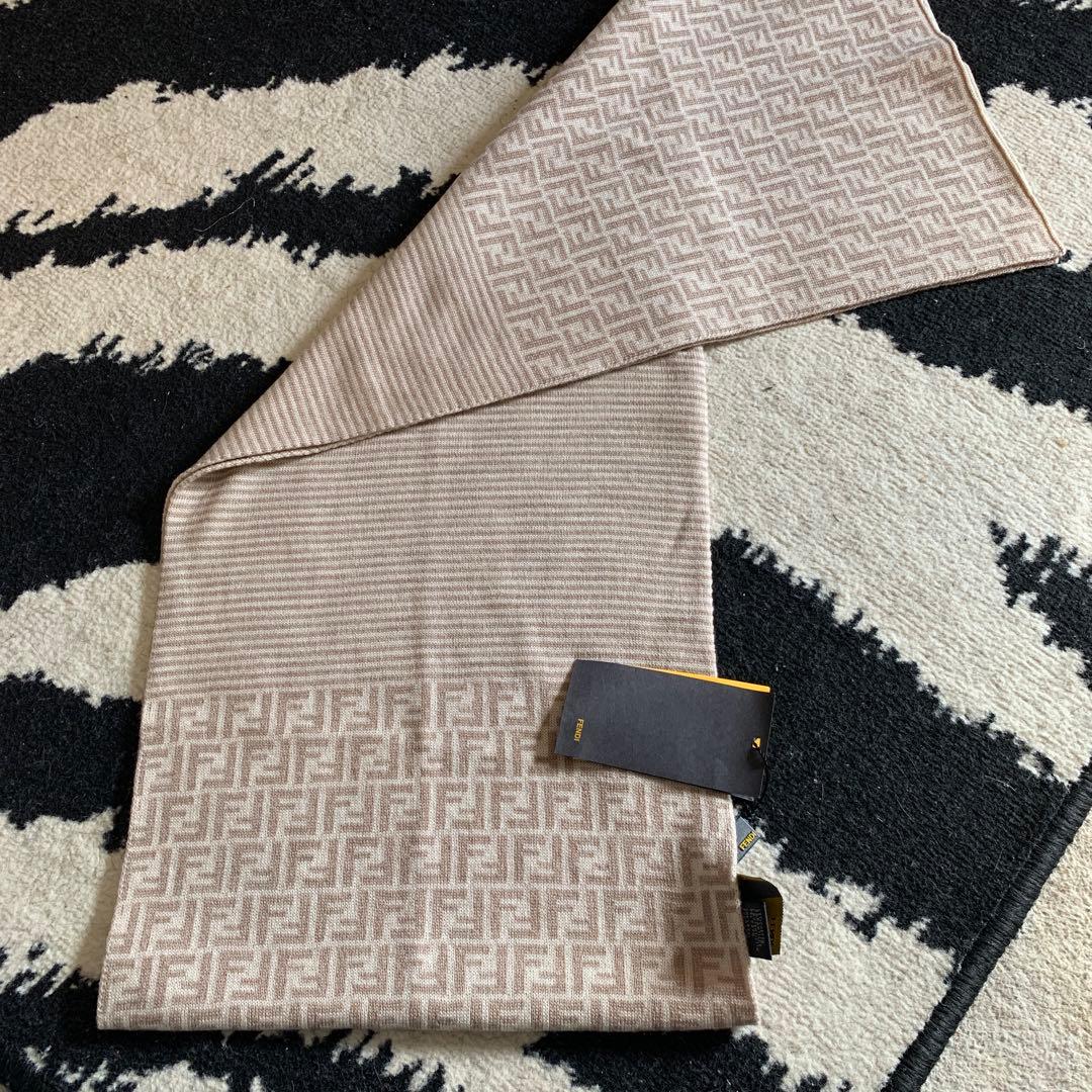 【むぎ太】　FENDI ロゴ入りウールマフラー 新品タグ付き
