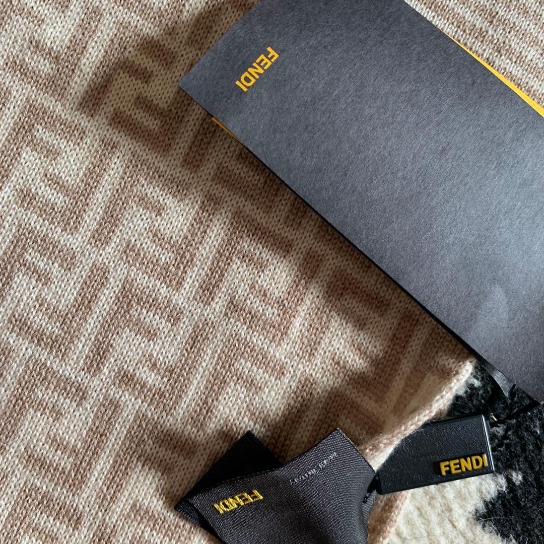 【むぎ太】　FENDI ロゴ入りウールマフラー 新品タグ付き