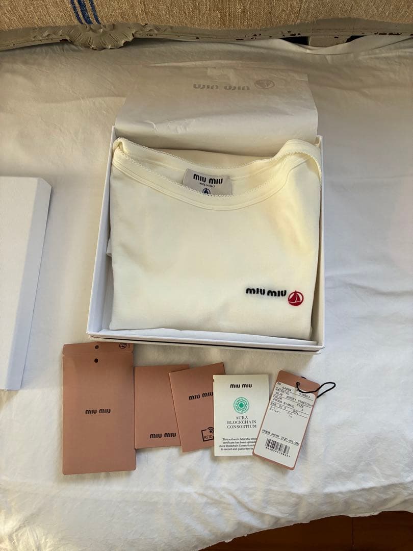 miu miu ホワイト Tシャツ 半袖　utahinahana様こ専用。